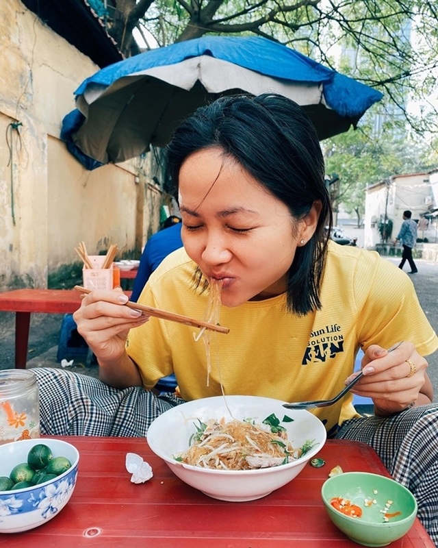 Tăng Thanh Hà, Hoa hậu H’Hen Niê “lê la” quán xá vỉa hè khi ra Hà Nội - 3 Tăng Thanh Hà, Hoa hậu H’Hen Niê “lê la” quán xá vỉa hè khi ra Hà Nội - 3