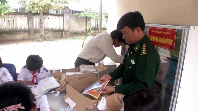 Tủ sách nâng bước em tới trường của người lính Biên phòng - 2 Tủ sách nâng bước em tới trường của người lính Biên phòng - 2