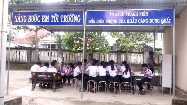 Tủ sách nâng bước em tới trường của người lính Biên phòng - 3 Tủ sách nâng bước em tới trường của người lính Biên phòng - 3