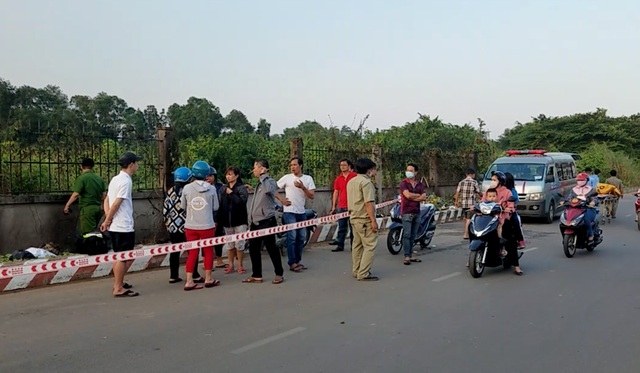 Người đàn ông tử vong trong đám cháy bên đường - 1 Người đàn ông tử vong trong đám cháy bên đường - 1