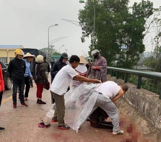 Truy tìm gã đàn ông chém tới tấp người phụ nữ đang chở con nhỏ trên cầu - 1 Truy tìm gã đàn ông chém tới tấp người phụ nữ đang chở con nhỏ trên cầu - 1