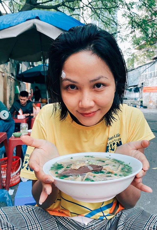 Tăng Thanh Hà, Hoa hậu H’Hen Niê “lê la” quán xá vỉa hè khi ra Hà Nội - 1 Tăng Thanh Hà, Hoa hậu H’Hen Niê “lê la” quán xá vỉa hè khi ra Hà Nội - 1