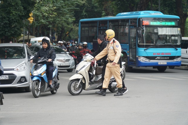 Hà Nội: Nể nang chén rượu tất niên, lái xe bị tước giấy phép 17 tháng - 1