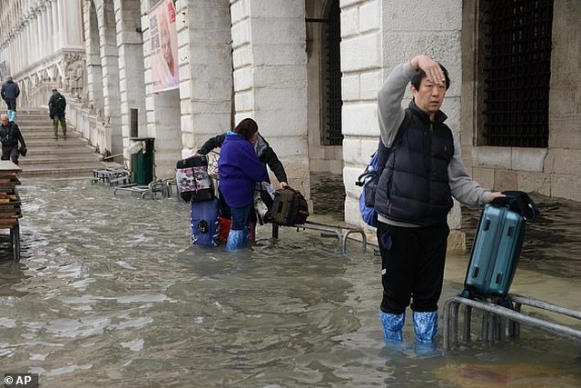 Hết ngập lụt lại đến khô hạn, “thánh đường du lịch” Venice khốn khổ vì... nước - 10 Hết ngập lụt lại đến khô hạn, “thánh đường du lịch” Venice khốn khổ vì... nước - 10