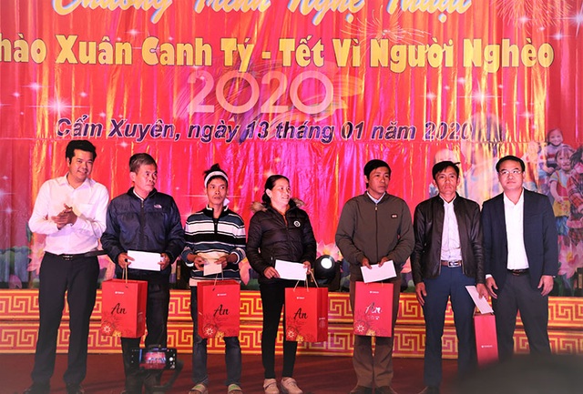 Ấm tình Xuân đêm giao lưu ủng hộ dân nghèo Hà Tĩnh đón Tết - 20 Ấm tình Xuân đêm giao lưu ủng hộ dân nghèo Hà Tĩnh đón Tết - 20