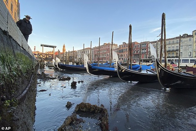 Hết ngập lụt lại đến khô hạn, “thánh đường du lịch” Venice khốn khổ vì... nước - 4 Hết ngập lụt lại đến khô hạn, “thánh đường du lịch” Venice khốn khổ vì... nước - 4