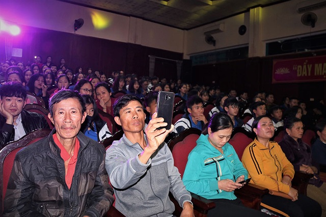 Ấm tình Xuân đêm giao lưu ủng hộ dân nghèo Hà Tĩnh đón Tết - 2 Ấm tình Xuân đêm giao lưu ủng hộ dân nghèo Hà Tĩnh đón Tết - 2