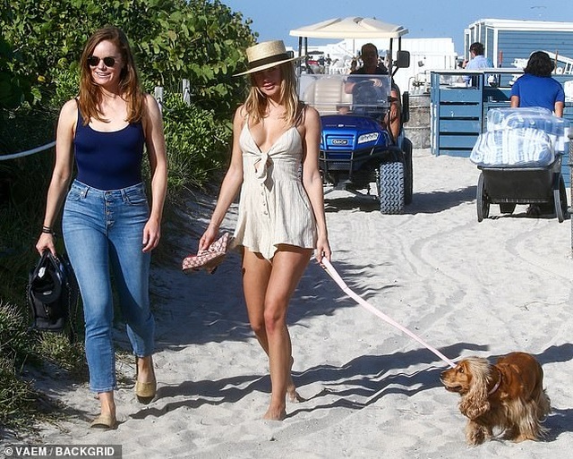 Kimberley Garner gợi cảm đi tắm biển ở Miami - 1 Kimberley Garner gợi cảm đi tắm biển ở Miami - 1