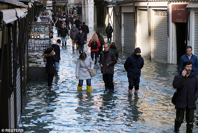 Hết ngập lụt lại đến khô hạn, “thánh đường du lịch” Venice khốn khổ vì... nước - 6 Hết ngập lụt lại đến khô hạn, “thánh đường du lịch” Venice khốn khổ vì... nước - 6