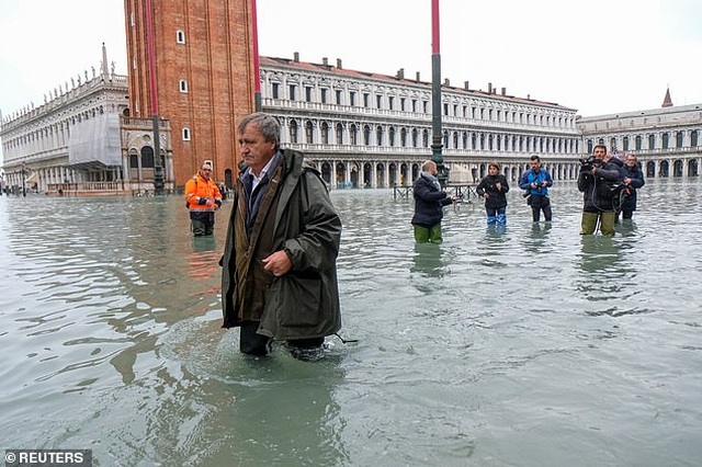 Hết ngập lụt lại đến khô hạn, “thánh đường du lịch” Venice khốn khổ vì... nước - 8 Hết ngập lụt lại đến khô hạn, “thánh đường du lịch” Venice khốn khổ vì... nước - 8