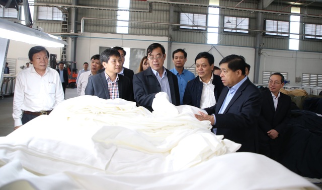 Bộ trưởng Bộ Kế hoạch - Đầu tư tặng quà, động viên người lao động nhân dịp Xuân về - 1 Bộ trưởng Bộ Kế hoạch - Đầu tư tặng quà, động viên người lao động nhân dịp Xuân về - 1