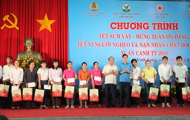Thủ tướng Chính phủ Nguyễn Xuân Phúc tặng quà Tết tại Vĩnh Long - 2 Thủ tướng Chính phủ Nguyễn Xuân Phúc tặng quà Tết tại Vĩnh Long - 2