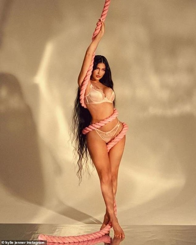 Kylie Jenner liên tục tung ảnh gợi cảm - 3 Kylie Jenner liên tục tung ảnh gợi cảm - 3