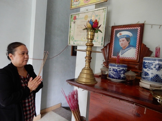“Thay áo” di ảnh cho các liệt sĩ Gạc Ma - 1 “Thay áo” di ảnh cho các liệt sĩ Gạc Ma - 1