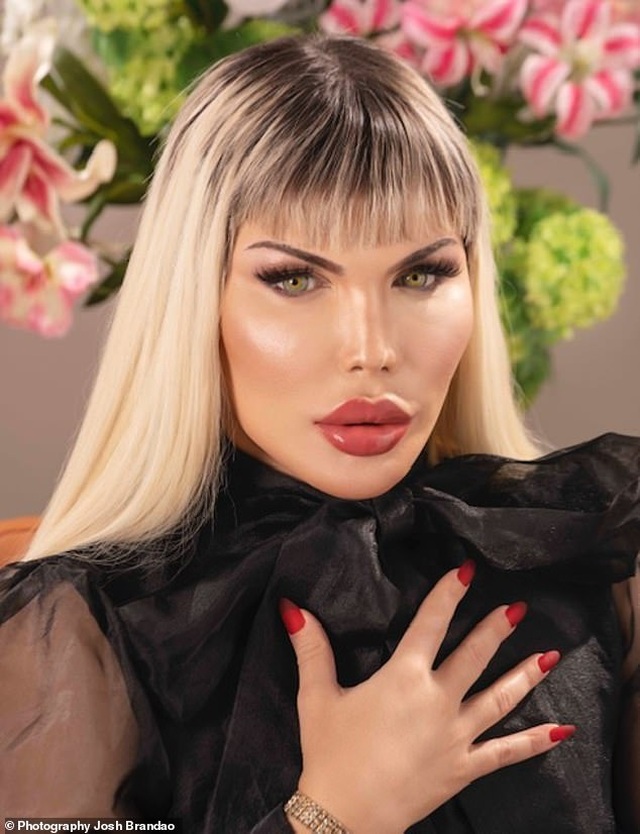 Rodrigo Alves điệu đà ra phố sau khi chuyển giới - 7 Rodrigo Alves điệu đà ra phố sau khi chuyển giới - 7