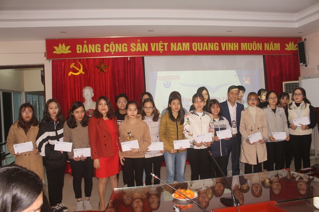 35 sinh viên nghèo vượt khó trường ĐH Thủ Đô Hà Nội nhận học bổng - 3 35 sinh viên nghèo vượt khó trường ĐH Thủ Đô Hà Nội nhận học bổng - 3