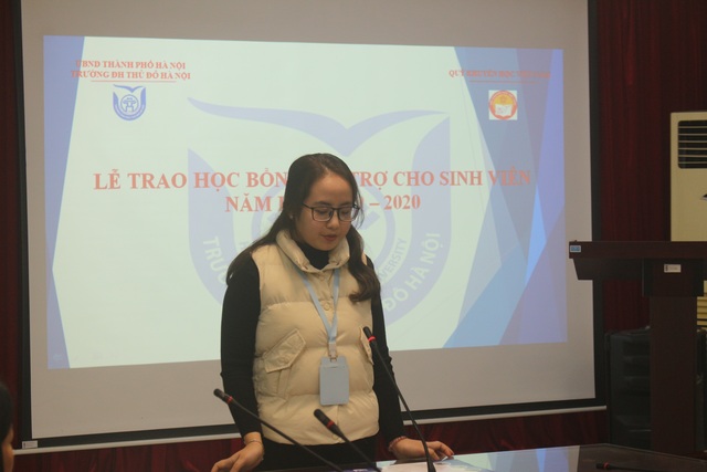 35 sinh viên nghèo vượt khó trường ĐH Thủ Đô Hà Nội nhận học bổng - 4 35 sinh viên nghèo vượt khó trường ĐH Thủ Đô Hà Nội nhận học bổng - 4