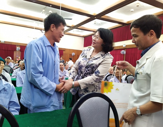 100 người nhận được quà Tết bất ngờ từ Phó Chủ tịch nước - 1 100 người nhận được quà Tết bất ngờ từ Phó Chủ tịch nước - 1