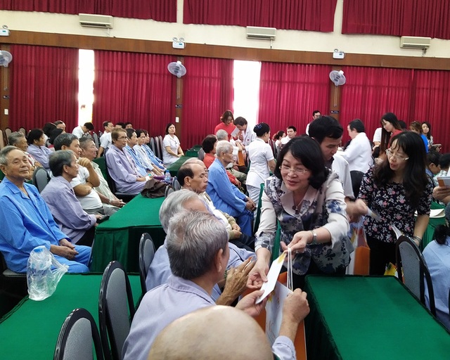 100 người nhận được quà Tết bất ngờ từ Phó Chủ tịch nước - 2 100 người nhận được quà Tết bất ngờ từ Phó Chủ tịch nước - 2