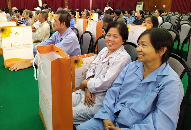 100 người nhận được quà Tết bất ngờ từ Phó Chủ tịch nước - 3 100 người nhận được quà Tết bất ngờ từ Phó Chủ tịch nước - 3