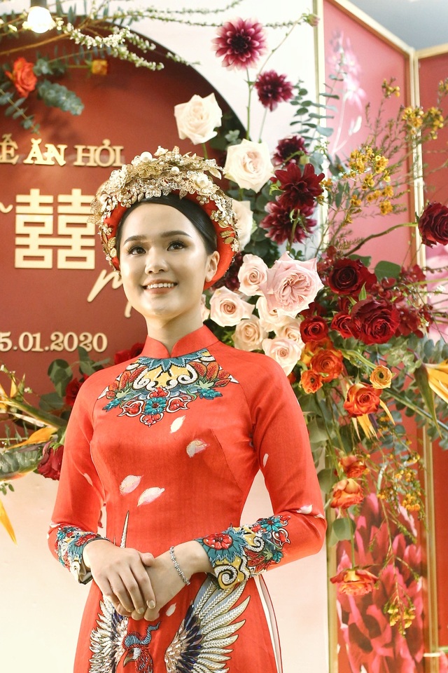 Cô dâu hot girl của Duy Mạnh rạng ngời trong sắc đỏ ngày ăn hỏi - 2 Cô dâu hot girl của Duy Mạnh rạng ngời trong sắc đỏ ngày ăn hỏi - 2