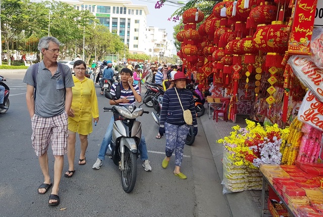 Nha Trang ngập tràn sắc xuân, du khách háo hức dạo phố đèn lồng - 8