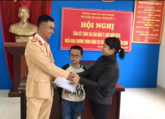 Mải chơi quên ra xe đưa đón, bé trai lớp 2 đi lạc - 1 Mải chơi quên ra xe đưa đón, bé trai lớp 2 đi lạc - 1