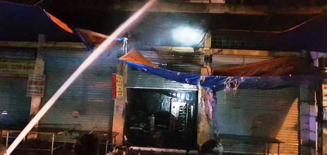 Chợ Đề Thám cháy lớn thiêu rụi nhiều hàng hóa trong ngày giáp Tết - 4 Chợ Đề Thám cháy lớn thiêu rụi nhiều hàng hóa trong ngày giáp Tết - 4