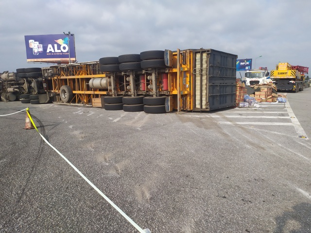 Lật xe container, gần 20 tấn hoa quả đổ tràn ra đường - 1 Lật xe container, gần 20 tấn hoa quả đổ tràn ra đường - 1