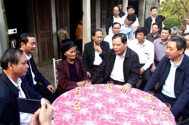 Bộ trưởng Bộ Nông nghiệp trồng cây ăn quả tại nhà cụ bà xin thoát nghèo - 1 Bộ trưởng Bộ Nông nghiệp trồng cây ăn quả tại nhà cụ bà xin thoát nghèo - 1