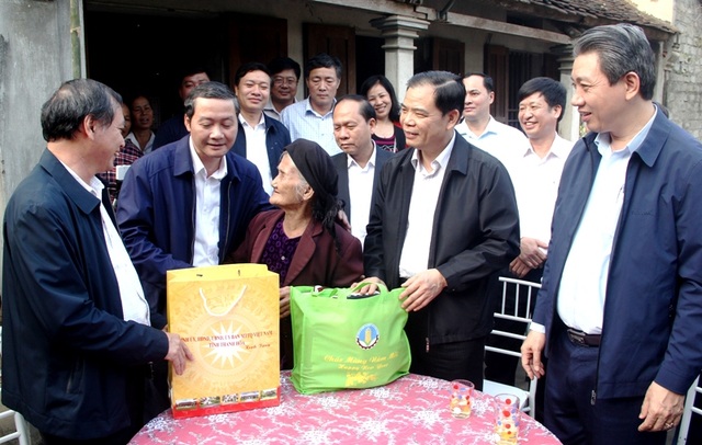 Bộ trưởng Bộ Nông nghiệp trồng cây ăn quả tại nhà cụ bà xin thoát nghèo - 2 Bộ trưởng Bộ Nông nghiệp trồng cây ăn quả tại nhà cụ bà xin thoát nghèo - 2