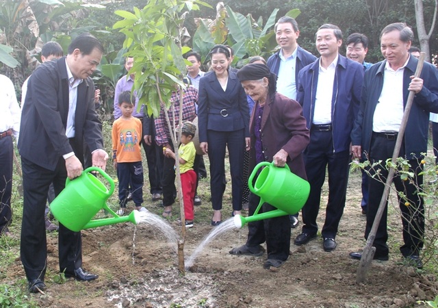 Bộ trưởng Bộ Nông nghiệp trồng cây ăn quả tại nhà cụ bà xin thoát nghèo - 3 Bộ trưởng Bộ Nông nghiệp trồng cây ăn quả tại nhà cụ bà xin thoát nghèo - 3