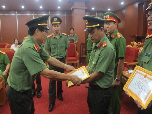 Phó giám đốc công an ngồi xe đi giao tiền cho nhóm bắt cóc - 3 Phó giám đốc công an ngồi xe đi giao tiền cho nhóm bắt cóc - 3