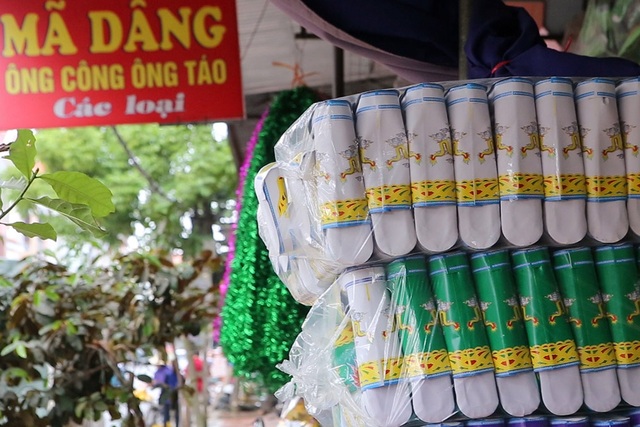 Thủ phủ vàng mã nhộn nhịp dịp tết ông Công ông Táo - 10 Thủ phủ vàng mã nhộn nhịp dịp tết ông Công ông Táo - 10
