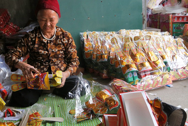 Thủ phủ vàng mã nhộn nhịp dịp tết ông Công ông Táo - 4 Thủ phủ vàng mã nhộn nhịp dịp tết ông Công ông Táo - 4