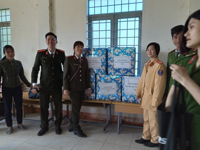 Gian nan cảnh giáo viên băng rừng gieo chữ trên lưng chừng trời - 8 Gian nan cảnh giáo viên băng rừng gieo chữ trên lưng chừng trời - 8