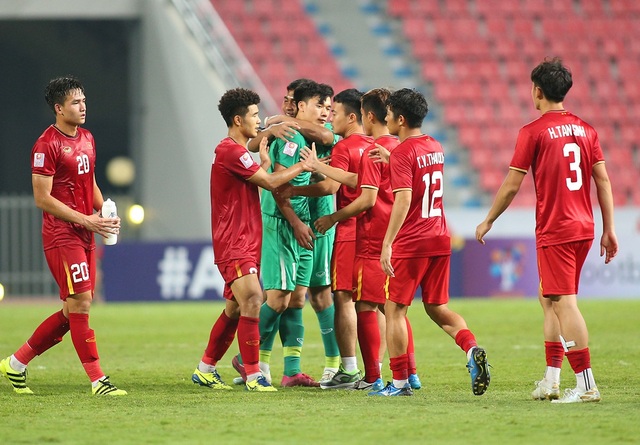 Cầu thủ U23 Việt Nam ôm động viên thủ môn Bùi Tiến Dũng - 1 Cầu thủ U23 Việt Nam ôm động viên thủ môn Bùi Tiến Dũng - 1