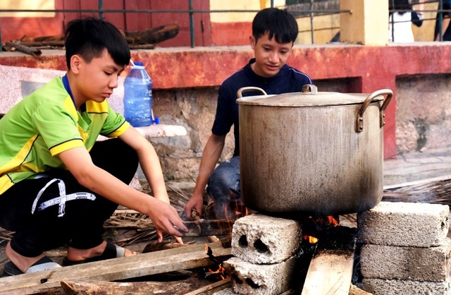 Nhà trường mua gần 1 tấn gạo gói bánh chưng cho học sinh - 9 Nhà trường mua gần 1 tấn gạo gói bánh chưng cho học sinh - 9