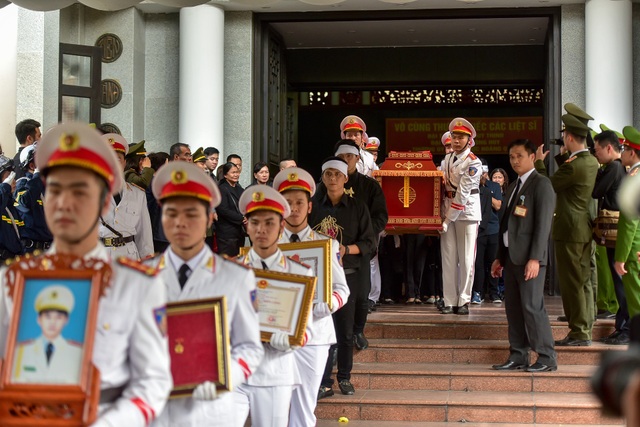 Thủ tướng viếng 3 liệt sĩ hy sinh ở Đồng Tâm - 10