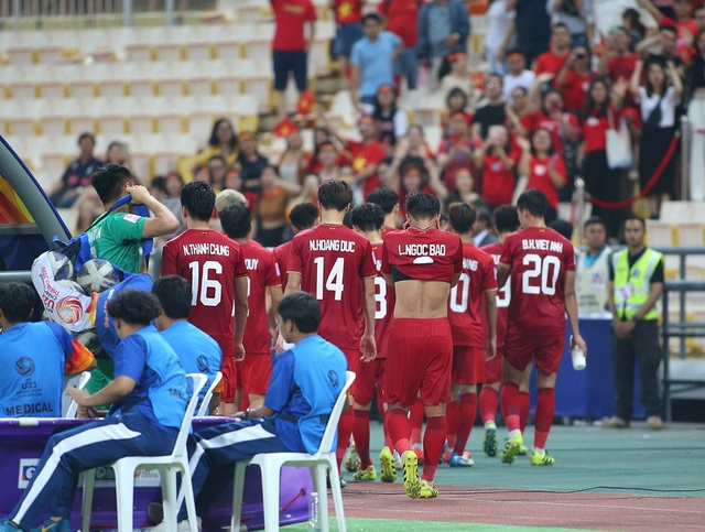 Cầu thủ U23 Việt Nam ôm động viên thủ môn Bùi Tiến Dũng - 9 Cầu thủ U23 Việt Nam ôm động viên thủ môn Bùi Tiến Dũng - 9