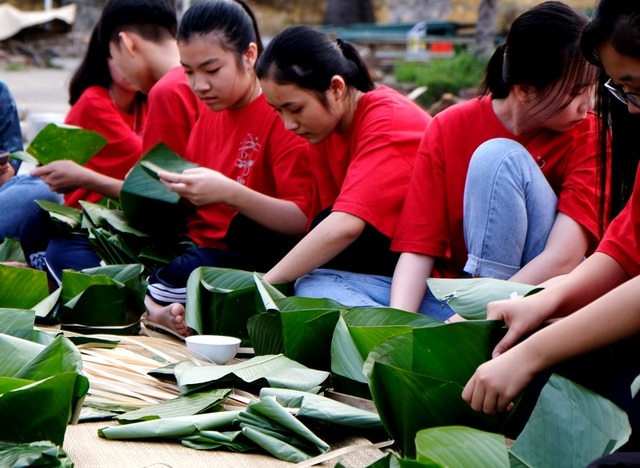 Nhà trường mua gần 1 tấn gạo gói bánh chưng cho học sinh - 7 Nhà trường mua gần 1 tấn gạo gói bánh chưng cho học sinh - 7