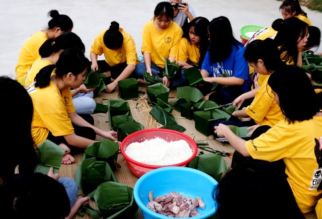 Nhà trường mua gần 1 tấn gạo gói bánh chưng cho học sinh - 6 Nhà trường mua gần 1 tấn gạo gói bánh chưng cho học sinh - 6