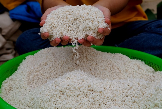 Nhà trường mua gần 1 tấn gạo gói bánh chưng cho học sinh - 2 Nhà trường mua gần 1 tấn gạo gói bánh chưng cho học sinh - 2
