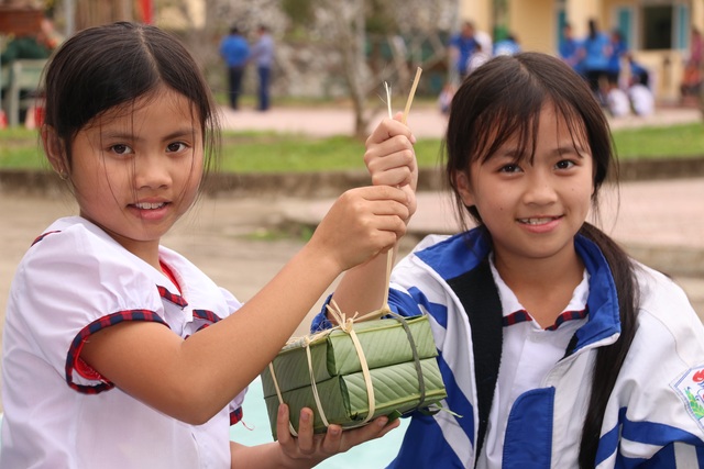 Học sinh vùng biên háo hức gói bánh chưng đón Tết - 8 Học sinh vùng biên háo hức gói bánh chưng đón Tết - 8