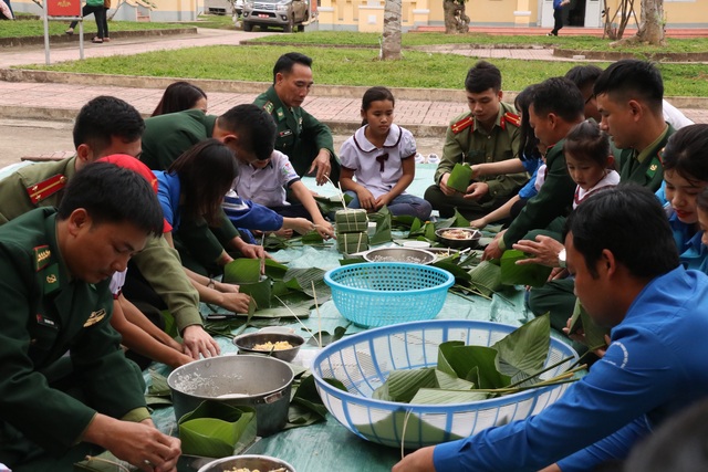 Học sinh vùng biên háo hức gói bánh chưng đón Tết - 5 Học sinh vùng biên háo hức gói bánh chưng đón Tết - 5