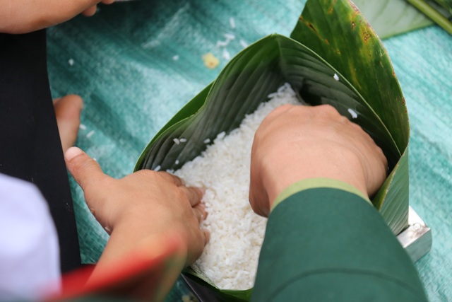 Học sinh vùng biên háo hức gói bánh chưng đón Tết - 3 Học sinh vùng biên háo hức gói bánh chưng đón Tết - 3