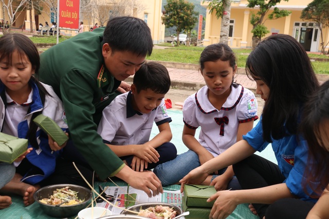 Học sinh vùng biên háo hức gói bánh chưng đón Tết - 6 Học sinh vùng biên háo hức gói bánh chưng đón Tết - 6