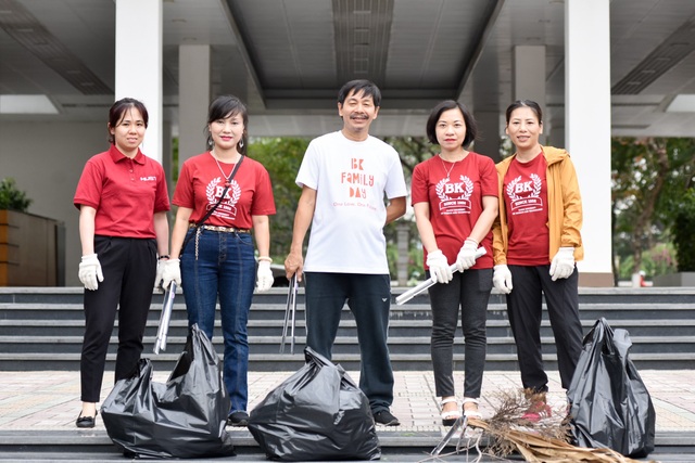 Phó Hiệu trưởng trường ĐH Bách khoa Hà Nội hăng say đi nhặt rác - 7 Phó Hiệu trưởng trường ĐH Bách khoa Hà Nội hăng say đi nhặt rác - 7