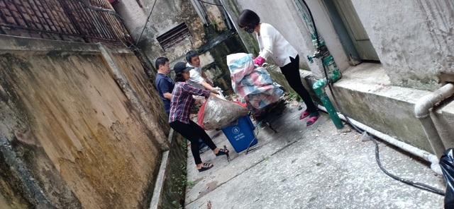 Phó Hiệu trưởng trường ĐH Bách khoa Hà Nội hăng say đi nhặt rác - 6 Phó Hiệu trưởng trường ĐH Bách khoa Hà Nội hăng say đi nhặt rác - 6