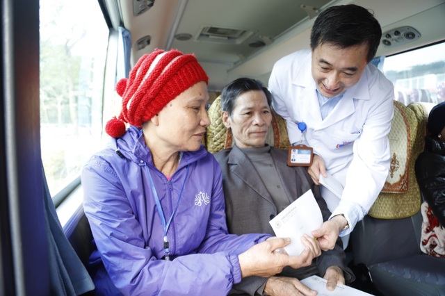 Hạnh phúc ngày về nhà ăn Tết trên chuyến xe yêu thương dành cho bệnh nhân ung thư - 4 Hạnh phúc ngày về nhà ăn Tết trên chuyến xe yêu thương dành cho bệnh nhân ung thư - 4